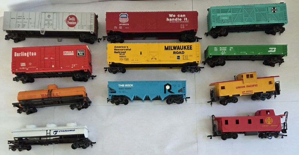 Bachmann HO Scale Freight Car & Caboose Lot -Union Pacific, Santa Fe, Burlington